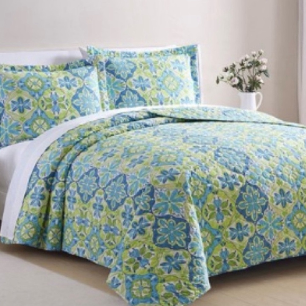 BNWT Floral Blue and Green Quilt Set
